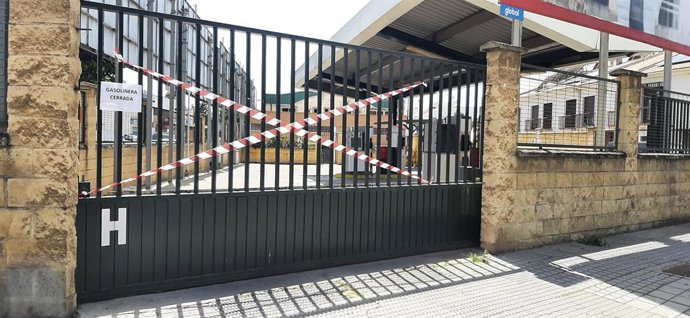 Gasolinera del Centro del Taxi de Córdoba cerrada.