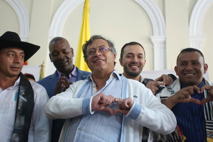 05 April 2022, Colombia, Bogota: Colombian Presidential candidate for the Pacto Historico coalition Gustavo Petro (C) participates in a meeting in which he received the support of nine parliamentarians for peace. Photo: Camila Díaz/colprensa/dpa