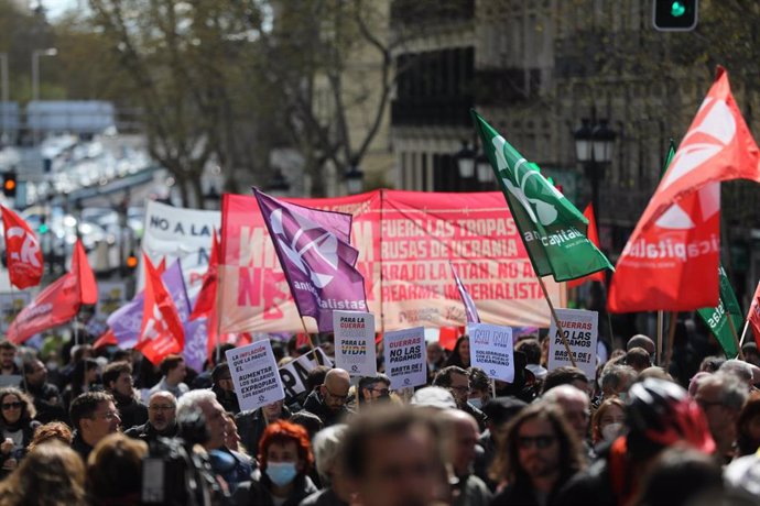 Varias personas con pancartas participan en una marcha para pedir el cese de la guerra en Ucrania, a 3 de abril de 2022, en Madrid (España).