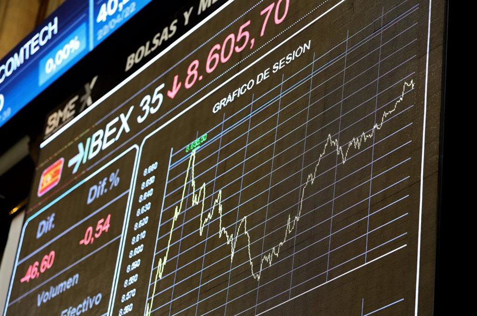 Valores del Ibex 35 en el Palacio de la Bolsa, a 25 de abril de 2022, en Madrid (España).