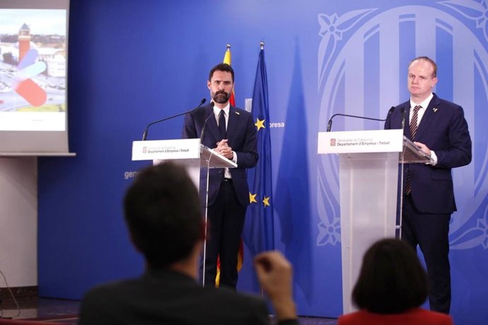 El conseller d'Empresa i Treball, Roger Torrent, i el secretari d'Empresa i Competitivitat, Albert Castellanos