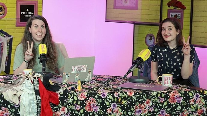 Las creadoras del podcast 'Estirando el chicle', Carolina Iglesias y Victoria Martín.