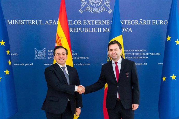 Archivo - El ministro de Asuntos Exteriores, José Manuel Albares, con su homólogo de Moldavia, Nicu Popescu