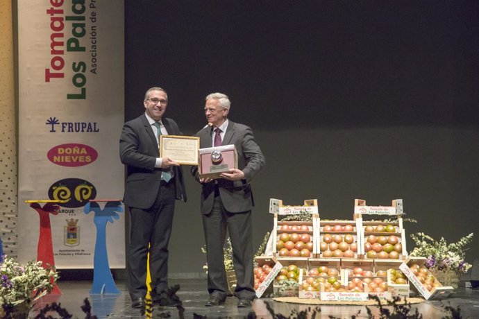El alcalde de Los Palacios entrega el 'Tomate de Plata 2022' al presidente de la Asociación de Hoteles de Sevilla y provincia.