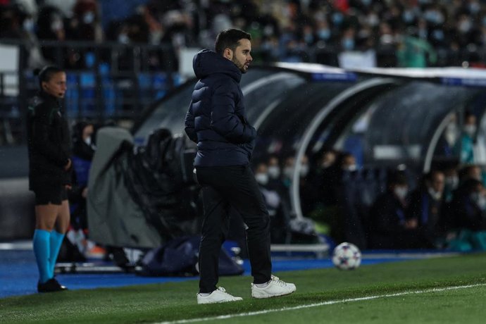 Archivo - Jonatan Giraldez, coach of FC Barcelona, looks on during the UEFA Women Champions League, quarter finals, football match played between Real Madrid and FC Barcelona at Alfredo Di Stefano stadium on March 22, 2022, in Madrid, Spain.