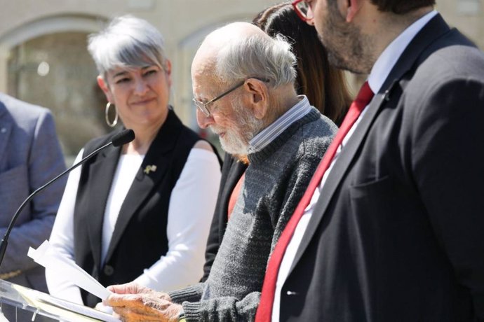 La consellera de Justicia, Lourdes Ciuró, junto a Dan Bessie, hijo del brigadista Alvah Bessie que da nombre al nuevo programa de memoria democrática. El 29 de abril de 2022.