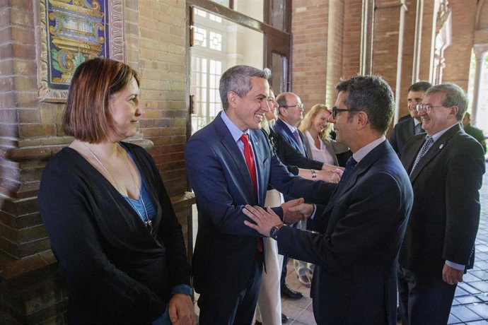 El ministro de la Presidencia, Relaciones con las Cortes y Memoria Democrática, Félix Bolaños y el vicepresidente de Cantabria, Pablo Zuloaga, se saludan junto a los representantes de todas l as Comunidades Autónomas.