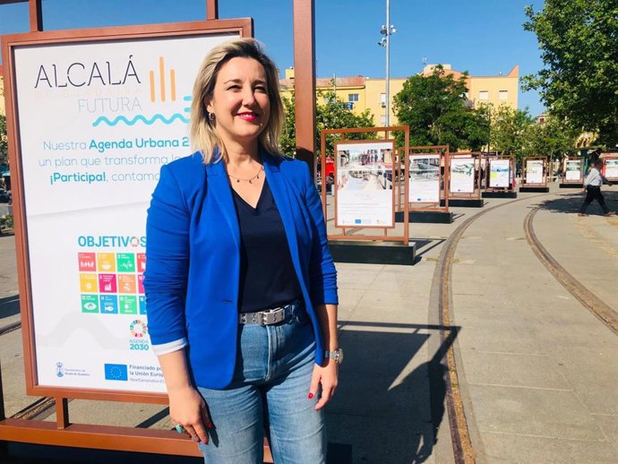 La alcaldesa de Alcalá de Guadaíra, Ana Isabel Jiménez,ha visitado este viernes la muestra 'Alcalá Futura'.