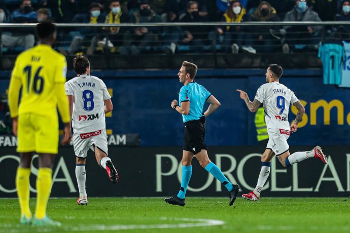 Archivo - Jose Luis San Martin "Joselu" of Alaves celebrates a goal during the Santander League match between Villareal CF and Deportivo Alaves at the Ceramica Stadium on december 21, 2021, in Valencia, Spain.