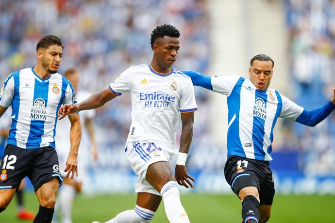 Archivo - 20 Vinicius Jr of Real Madrid, 11 Raul de Tomas and 12 Oscar Gil of RCD Espanyol in action during the spanish league, La Liga Santander, football match played between RCD Espanyol and Real Madrid at RCD stadium on 03 October, 2021, in Barcelon