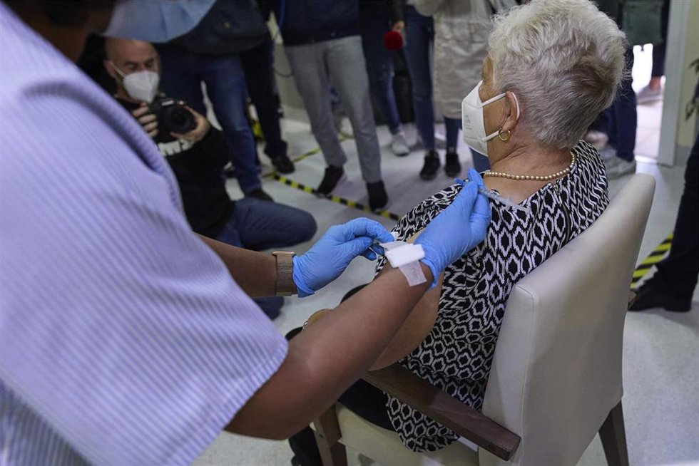 Archivo - Una sanitaria vacuna a una mujer en la Residencia de Mayores Vista Alegre