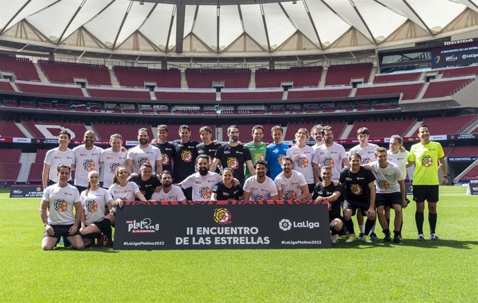 Foto de familia de todos los participantes en el II Encuentro de las Estrellas disputado en el Wanda Metropolitano. Foto: LaLiga