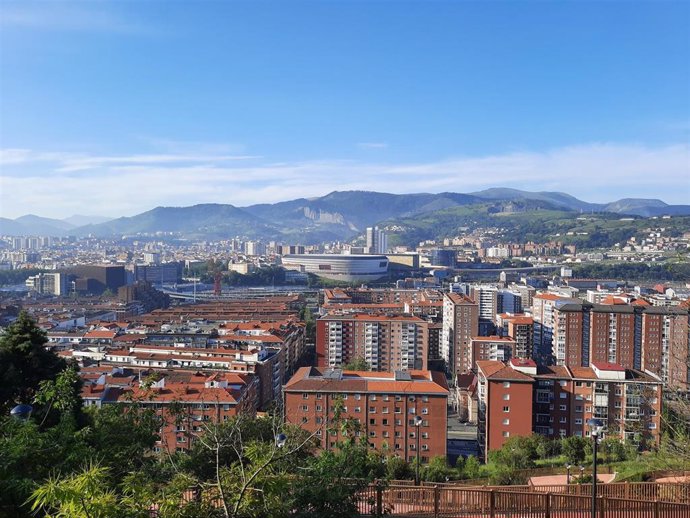 Archivo - Cielo poco nuboso en Bilbao