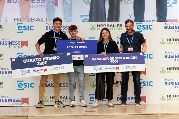 Los estudiantes alicantinos Alejandro Soler, Cristina Trives y Javier Menargues, alumnos del Colegio La Devesa en Elche, se han proclamado cuartos ganadores de la undécima edición de Young Business Talents