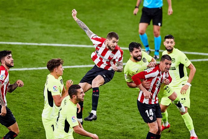 Archivo - El denfensa del Athletic Inigo Martinez anota un gol al Atlético de Madrid en San Mamés en LaLiga Santander 2020-2021.