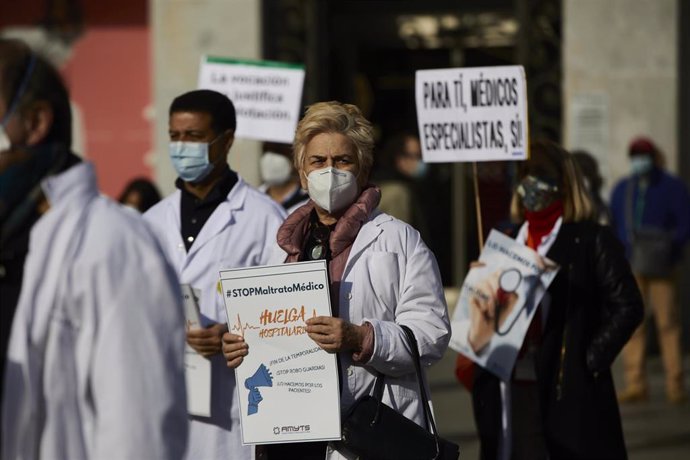Archivo - Varios trabajadores sanitarios sostienen pancartas durante una concentración en Madrid