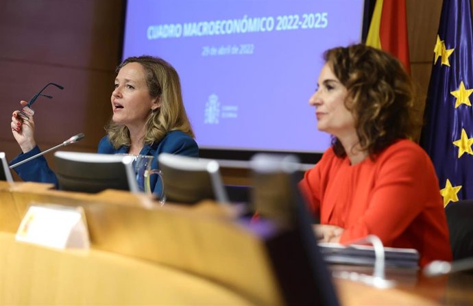 La vicepresidenta primera y ministra de Asuntos Económicos y Transformación Digital, Nadia Calviño (i), y la ministra de Hacienda, María Jesús Montero, presentan el escenario macroeconómico 2022-2025, en el Ministerio de Asuntos Económicos.