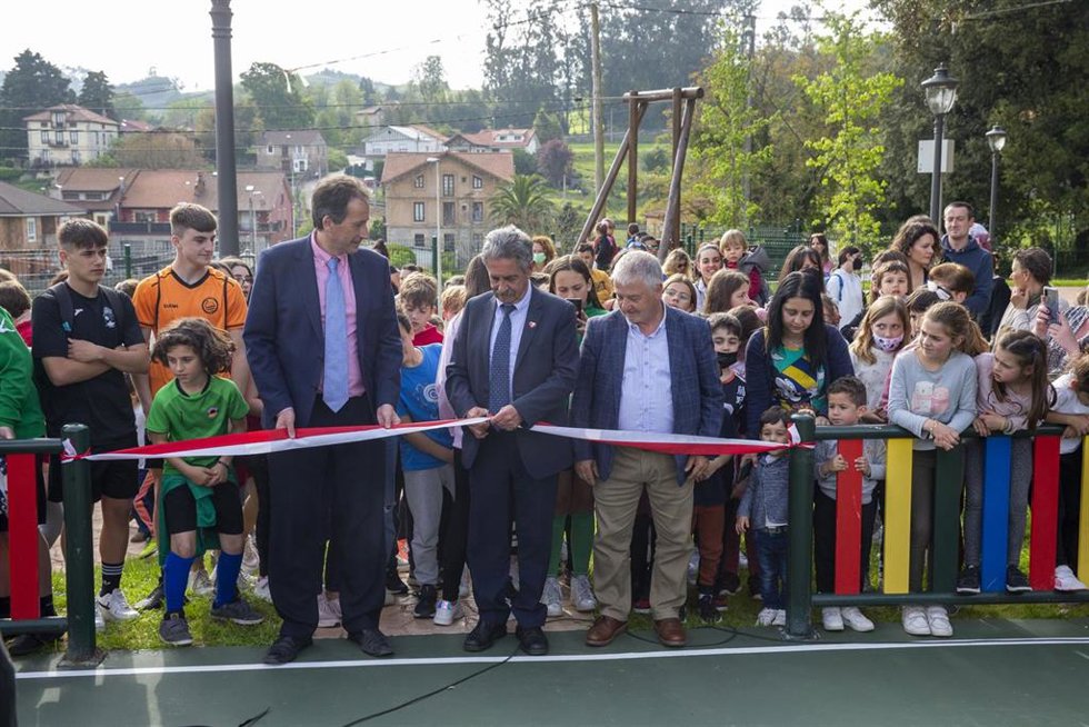 El Presidente Cantabria, Miguel Ángel Revilla, Y El Consejero De Obras Públicas, José Luis Gochicoa, Inauguran El Nuevo Parque Infantil De Villaescusa