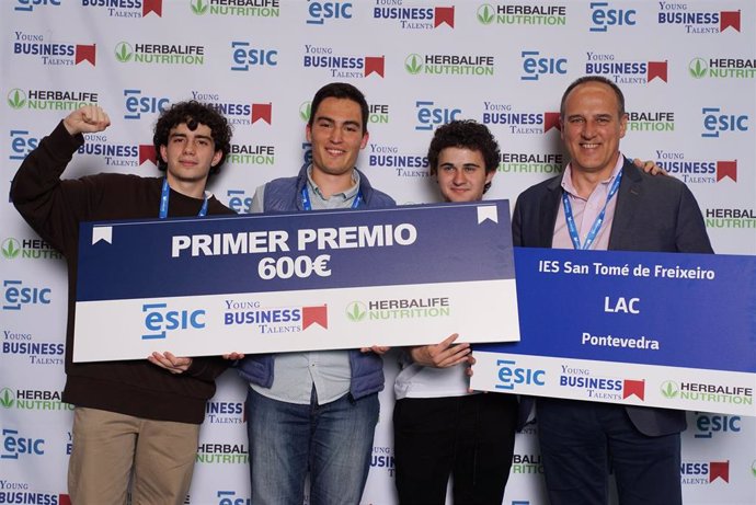 Adrián Álvarez, Iago de Francisco y Óscar Ortega, alumnos del IES San Tomé de Freixeiro de Pontevedra, junto a su profesor. Ganadores de la XI final nacional de Young Business Talents