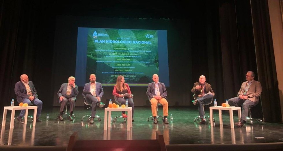 Morón ha intervenido en el coloquio celebrado por VOX en Orihuela (Alicante)