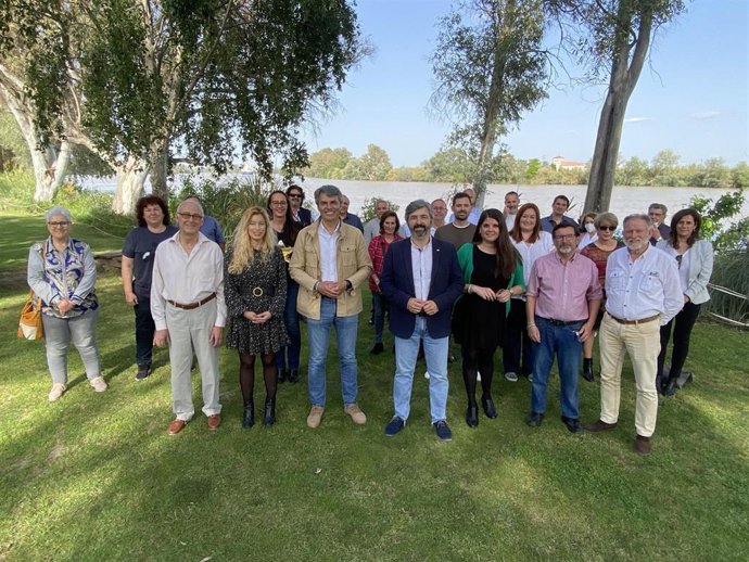 Imagen de Modesto González, elegido candidato de Andaluces Levantaos a la Presidencia de la Junta de Andalucía, rodeado este viernes de militantes.