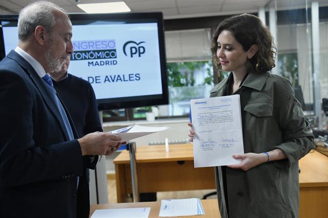 La presidenta de la Comunidad de Madrid, Isabel Díaz Ayuso posa con los avales a su candidatura para presidir el Partido Popular de Madrid