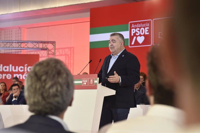 El secretario de Organización del PSOE, Santos Cerdán, interviene en el Comité Director del PSOE-A, este viernes en San Juan de Aznalfarache (Sevilla).