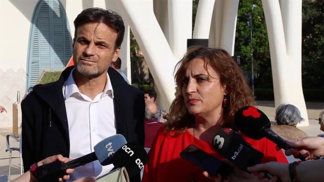 El presidente del grupo parlamentario de Unidas Podemos en el Congreso, Jaume Asens, y una de las integrantes la candidatura Terrassa En Comú, Agnès Petit, a 29 de abril de 2022.