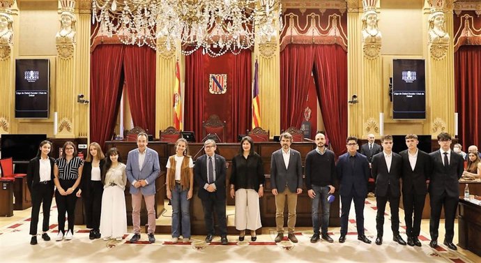 Sant Antoni Abad y Son Verí Nou, centros ganadores de 'Debat a l'aula', cuya final se ha celebrado en el Parlament.