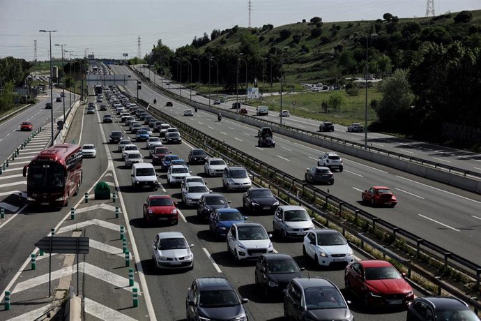 Retenciones en la A-1 el día que comienza la operación salida del puente de mayo 2022, a 29 de abril de 2022, en Madrid (España). La Dirección General de Tráfico (DGT) pone en marcha la 'Operación de Tráfico 1 de mayo'.