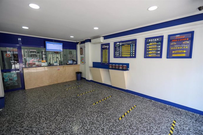 Archivo - Interior de una Administración de Lotería en Manises