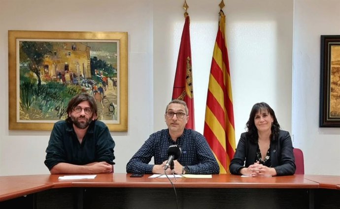 Guillem Fuster y Aurora Madaula (CxRep) con el alcalde de Torres de Segre (Lleida), Joan Carles Miró, al firma el convenio de colaboración.