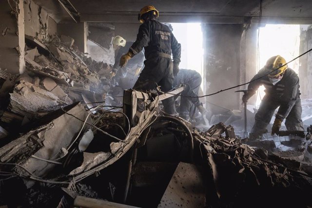 Labores de rescate en un edificio destrozado en la región de Kiev