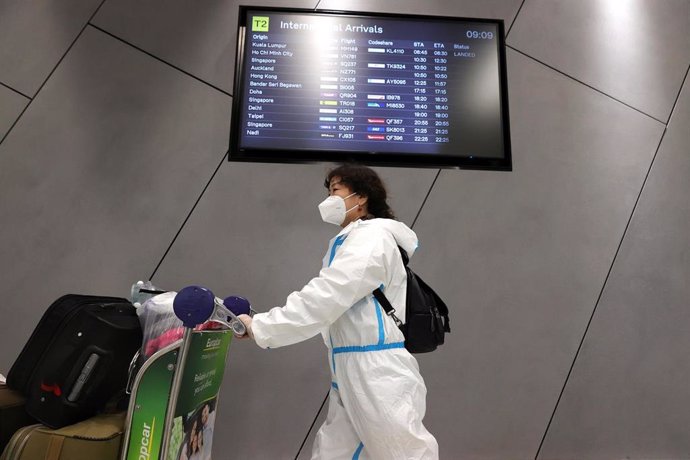 Archivo - A passenger is seen arriving at Melbourne International Airport in Melbourne, Wednesday, December 15, 2021.