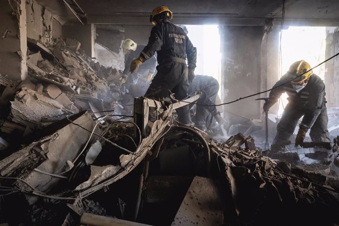 29 April 2022, Ukraine, Kiev: Rescuers search for surviovrs in the remains of a building hit by a Russian missle attack in Kiev's Schevchenko district. Photo: Valeria Ferraro/ZUMA Press Wire/dpa