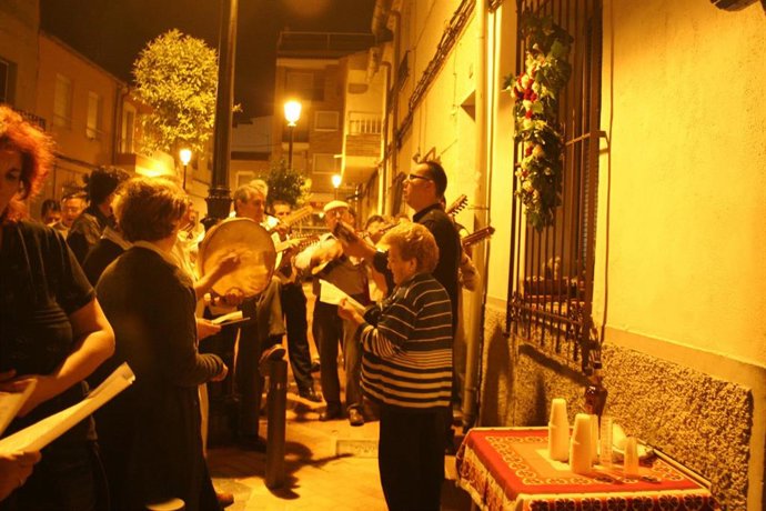 Un grupo canta durante la celebración de las cruces de Mayo en Guadalupe (Murcia)