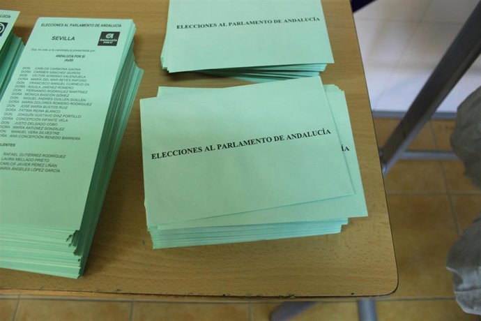 Archivo - Sobres y papeletas en una mesa para las elecciones al Parlamento de Andalucía (Foto de archivo).