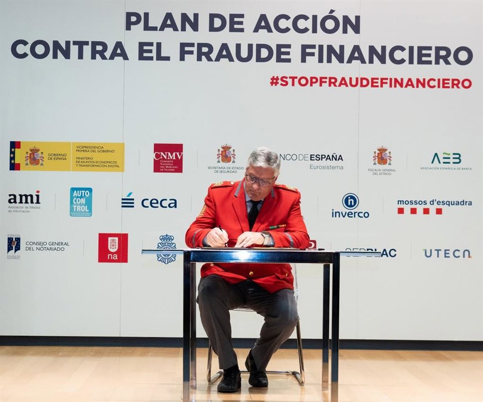 Momento de la firma por el Jefe de la Policía Foral, Juan Carlos Zapico