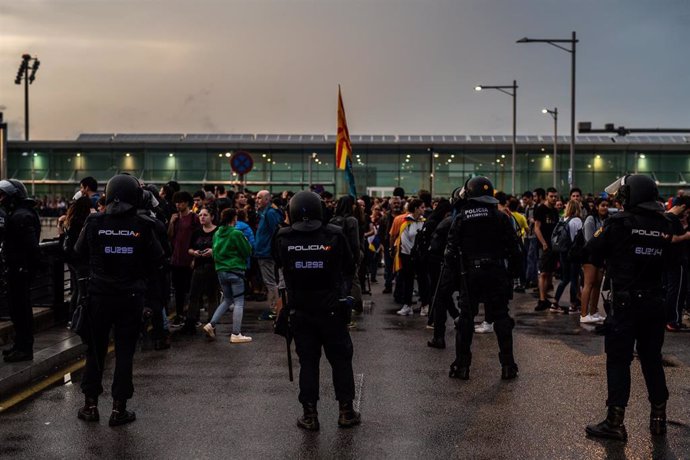 Archivo - Agentes de los Mossos y Policía en el dispositivo por la protesta contra la sentencia del 1-O convocada por Tsunami Democrátic en el aeropuerto de Barcelona-El Prat 