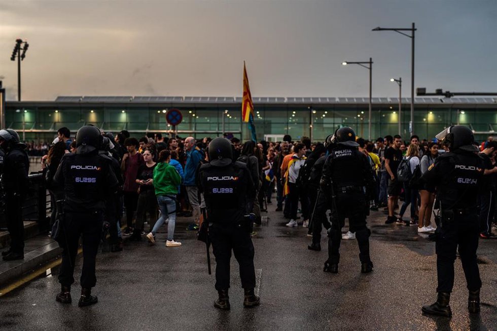 Archivo - Agentes de los Mossos y Policía en el dispositivo por la protesta contra la sentencia del 1-O convocada por Tsunami Democrátic en el aeropuerto de Barcelona-El Prat 