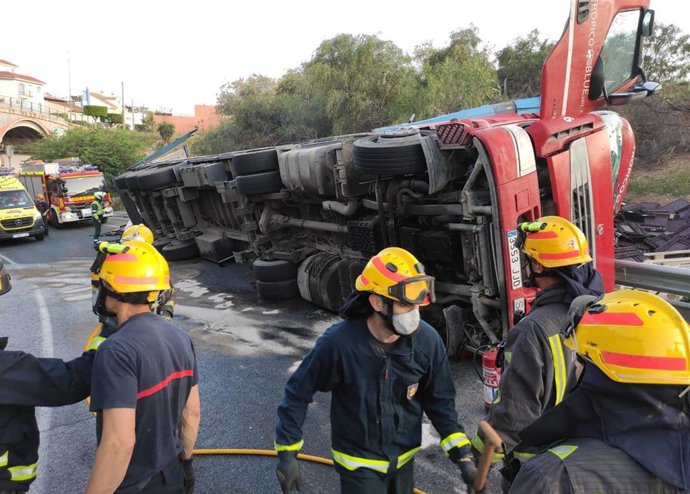 Camión volcado en la A-7