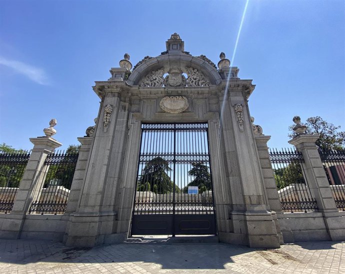 Archivo - Puerta del parque de El Retiro, uno de los grandes parques de Madrid.