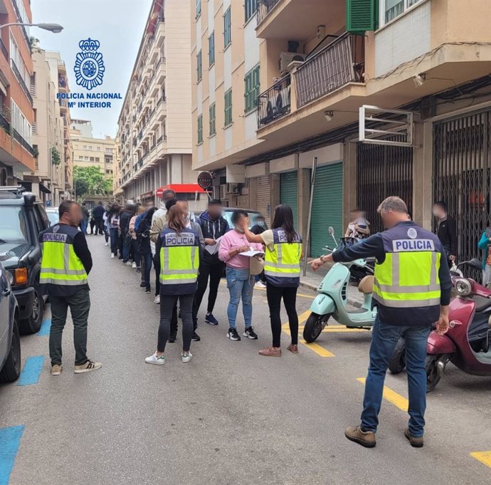 Agentes de la Policía Nacional controlan los exámenes para la obtención de la nacionalidad española celebrados el pasado jueves en Mallorca.