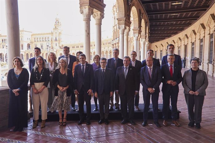 El ministro de Presidencia, Félix Bolaños, preside la foto de familia durante la II Conferencia Sectorial de Memoria Democrática en la Delegación del Gobierno en la Plaza de España, a 29 de abril de 2022 en Sevilla (Andalucía, España)