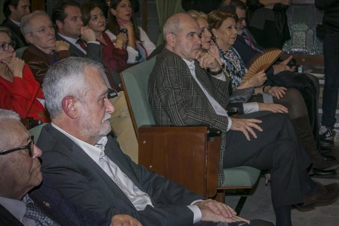 Archivo - Los expresidente de la Junta de Andalucía, José Antonio Griñán (2i) y Manuel Chaves (3i), asisten a la presentación de la Fundación Felipe González. En Sevilla, a 12 de febrero de 2020.