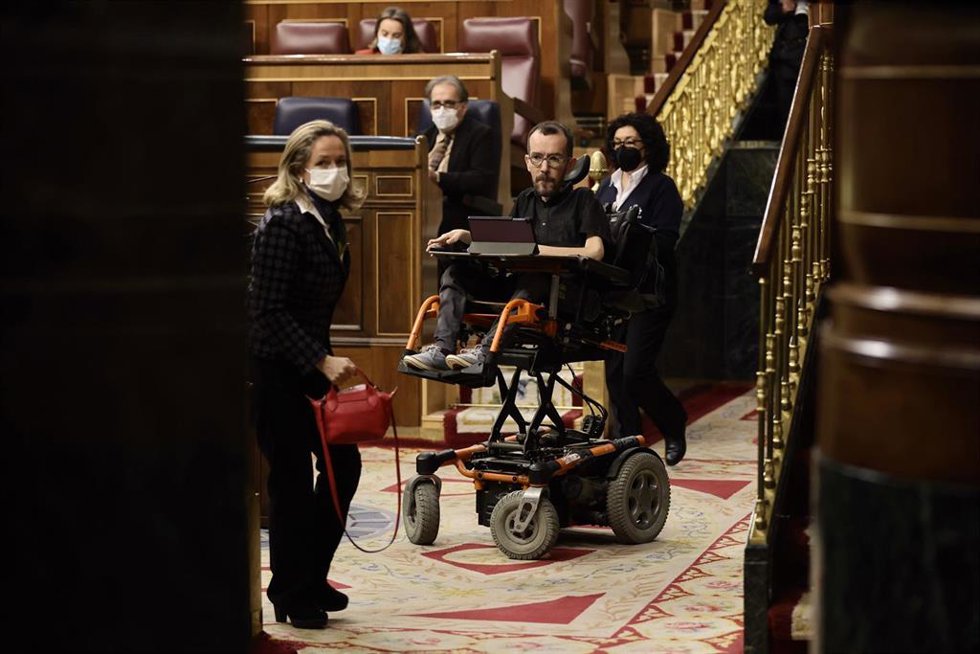 Archivo - La vicepresidenta primera y ministra de Asuntos Económicos y Transformación Digital, Nadia Calviño, y el portavoz de Unidas Podemos en el Congreso, Pablo Echenique, en una sesión plenaria, en el Congreso