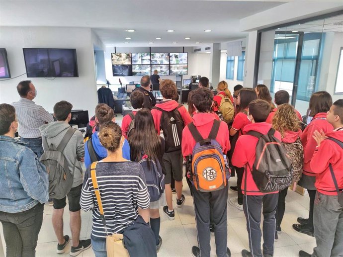 Los alumnos del Colegio Sant Pere visitan las instalaciones del área de Movilidad Sostenible de Cort