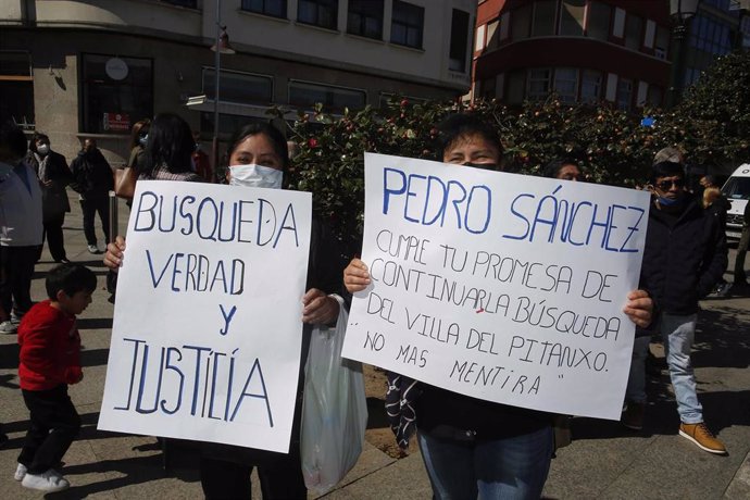 Varios familiares y allegados de los pescadores naufragados en Terranova (Canadá) se manifiestan, en La Alameda Rosalía de Castro, a 3 de abril de 2022, en Marín, Pontevedra, Galicia.