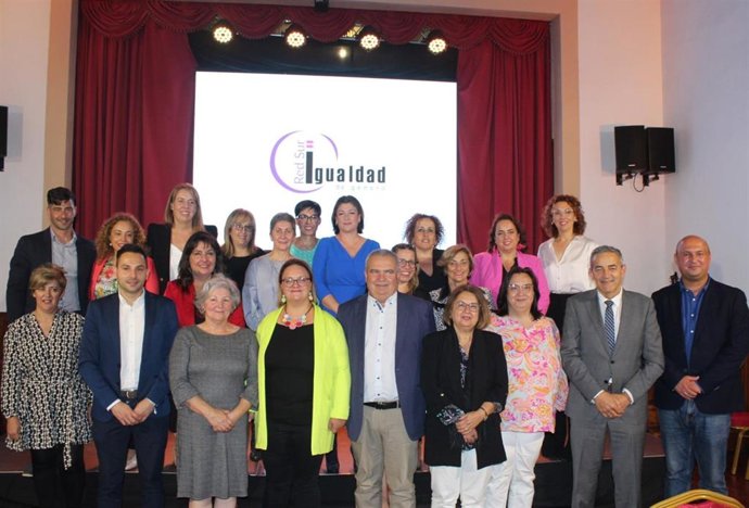 Foto de familia en el acto de conmemoración del décimo aniversario de la Red de municipios del Sur de Tenerife por la Igualdad de Género