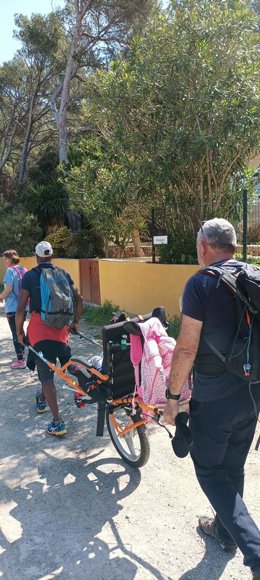 El proyecto 'Més accés als espais naturals' permite que seis personas con movilidad reducida conozcan Cala Sant Vicen